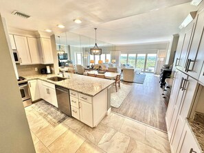 Geladeira, micro-ondas, fogão, cooktop