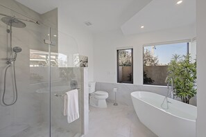 Ensemble baignoire-douche, séchoir à cheveux, serviettes fournies