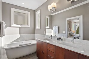 Combined shower/tub, hair dryer - Walk to Gulch • Rooftop • 4BR • Near Broadway (Nashville)