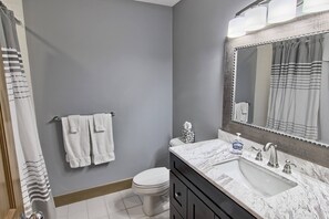Combined shower/tub, hair dryer, towels