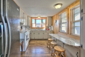 冷蔵庫、電子レンジ、オーブン、コンロ