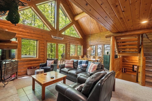 Cozy Mountain Cabin| Private Hot Tub| Ski-in/Ski-out | Sleeps 8 | 3 Bedroom