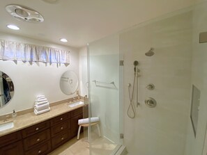 Ensemble baignoire-douche, séchoir à cheveux, serviettes fournies