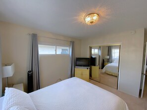 3 habitaciones, tabla de planchar con plancha y cuna de viaje 