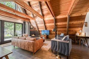 Smart TV, fireplace, stereo