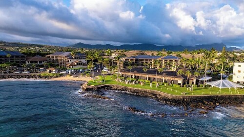 Top Floor Ocean View w/ A/C just Steps to the beach and Beach House Restaurant