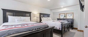 3 bedrooms, iron/ironing board, WiFi, bed sheets - Slopeside on Boyneland Run! Newly Remodeled (Boyne Falls)