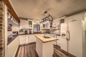 Microwave, oven, stovetop, dishwasher - LD 1683 Texas River Haus (New Braunfels)