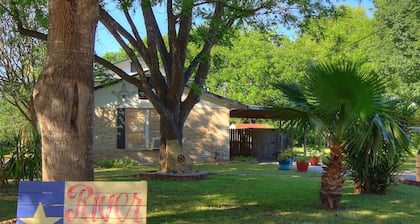 Lake Dunlap headwaters/ Guadalupe River, Kayaks, Firepit, Pet Friendly!