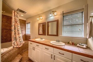 Combined shower/bathtub, hair dryer, towels