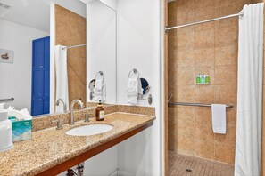 Suihku, hiustenkuivaaja, pyyhkeet, saippua