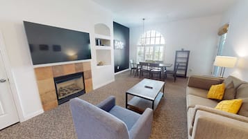 Fernseher, Kamin, DVD-Player