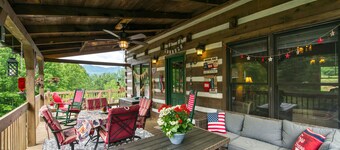 3 Bedroom Historic Cabin with Elegant Views, Pond, Hot Tub & Paved Access