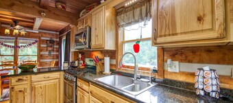 3 Bedroom Historic Cabin with Elegant Views, Pond, Hot Tub & Paved Access