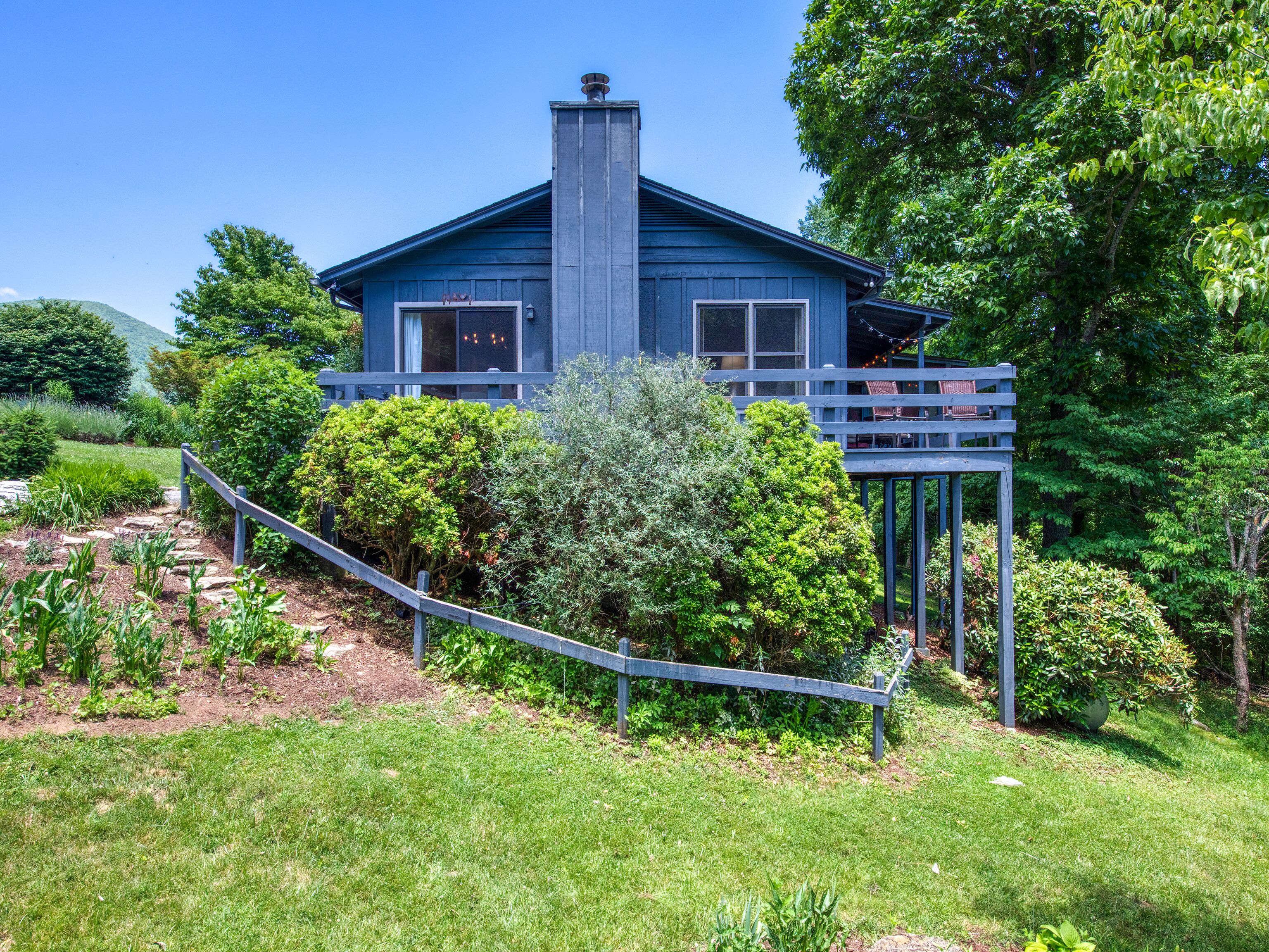 Pet Friendly Charming Getaway, Easy Paved Access,Hard-to-Find View, Internet
