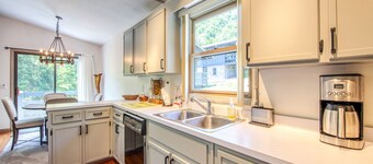 Pet Friendly Charming Getaway, Easy Paved Access,Hard-to-Find View, Internet