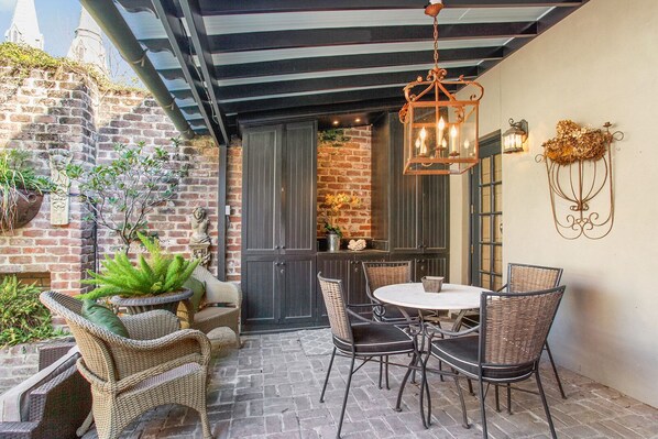 تناول الطعام بالخارج