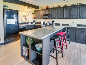 Refrigerador, microondas, placa de cocina, lavavajillas