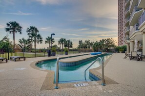 Una piscina cubierta, una piscina climatizada