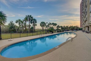 Una piscina cubierta, una piscina climatizada