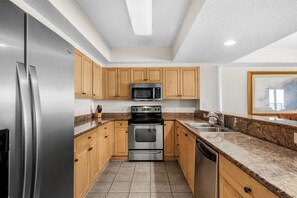 Køleskab, mikrobølgeovn, ovn, kogeplade