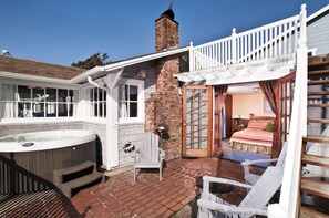 Outdoor spa tub - Hot tub and king bedroom open to a private deck and bbq. Fireplace too (Lincoln City)
