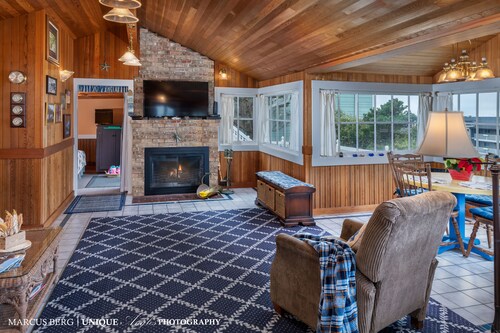 Hot tub and king bedroom open to a private deck and bbq. Fireplace too
