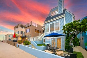 Outdoor dining - Tri-Level, 3BD Beach House Steps to Beach w/ AC, Lrg Patio, Balcony, & Garage!  Pets OK! (San Diego)