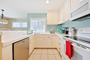 ثلاجة، ميكروويف، فرن، موقد طهي مسطح