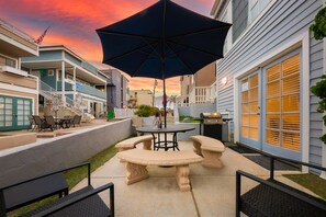 Outdoor dining - Tri-Level, 3BD Beach House Steps to Beach w/ AC, Lrg Patio, Balcony, & Garage!  Pets OK! (San Diego)