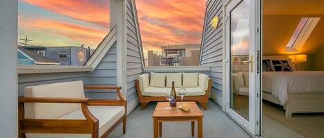 3 bedrooms, iron/ironing board, internet, bed sheets