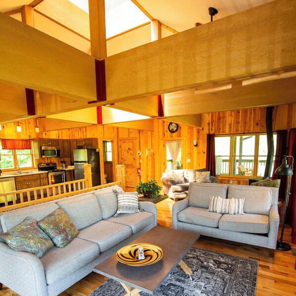 Smart TV, fireplace, DVD player - Lily Pad - Hosted by The Chalets (Logan)