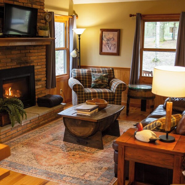 Smart TV, fireplace, DVD player - Couples Paradise II - Hosted by The Chalets (Logan)