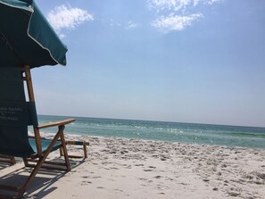 Una playa cerca, sillas reclinables de playa