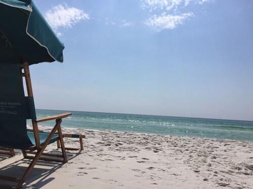 Modern remodeled, dog friendly,1st floor condo, steps to beaches & restaurants!