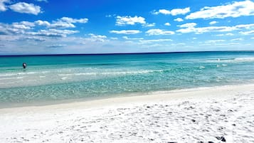 Playa en los alrededores y camastros