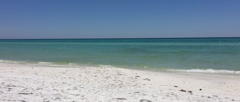 Una spiaggia nelle vicinanze, lettini da mare