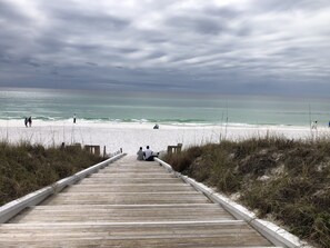 Beach nearby, sun loungers - Modern remodeled, dog friendly,1st floor condo, steps to beaches & restaurants! (Santa Rosa Beach)