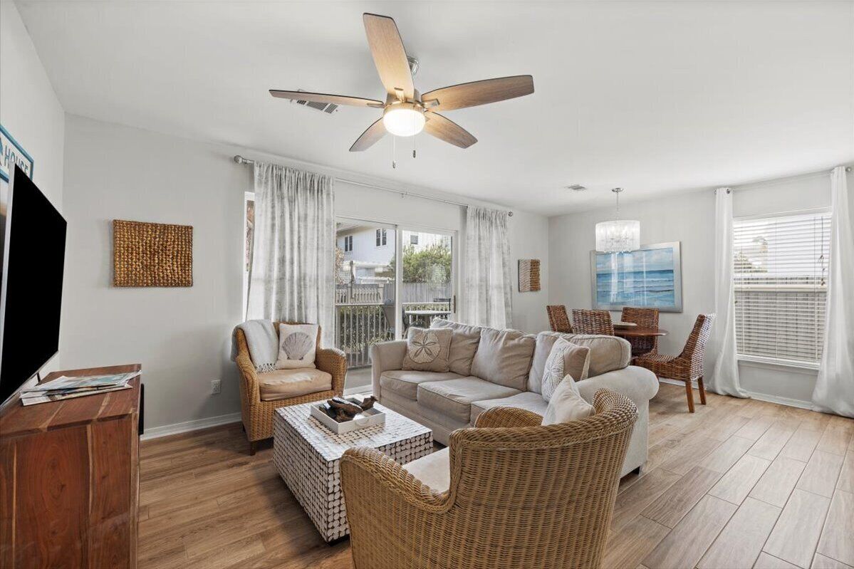 Älytelevisio, DVD-soitin, kirjoja, videokirjasto