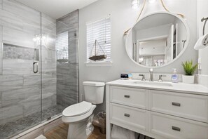 Ensemble douche/baignoire, sèche-cheveux, serviettes fournies