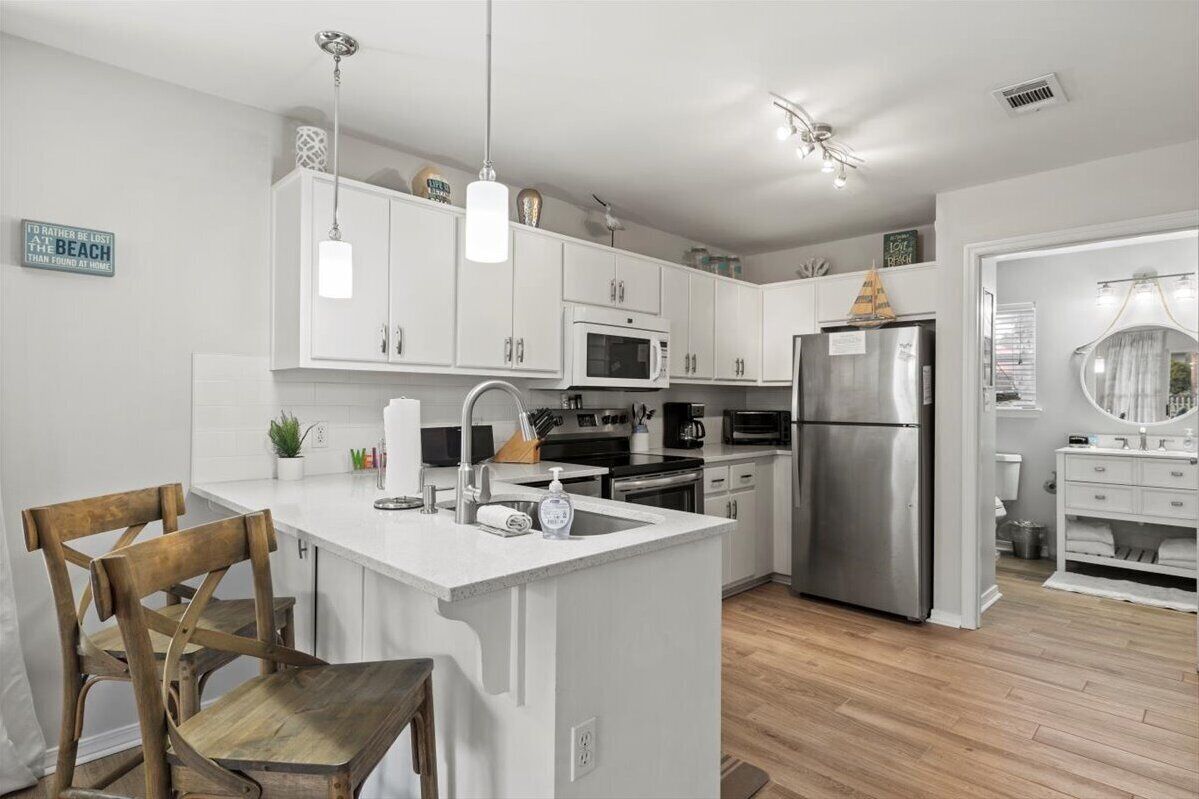 Jääkaappi, mikroaaltouuni, uuni, liesi