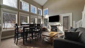 Televisión, chimenea, reproductor de DVD