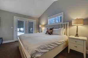 3 bedrooms, iron/ironing board, free WiFi, bed sheets - 3BR Slopeside Disciples Village Condo | Ski In/ Out on Boyneland | Fireplace (Boyne Falls)