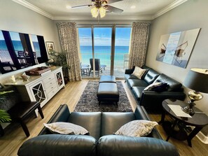 Smart-TV, DVD-spiller og bøker