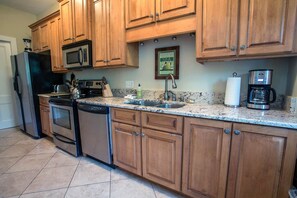 Coffee/tea maker, cookware/dishes/utensils