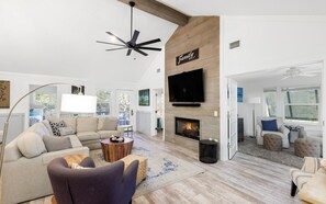 Een smart-tv en een open haard