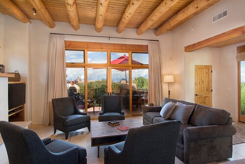 Hacienda Artist Paradise - Luxury Villa with Mountain Views