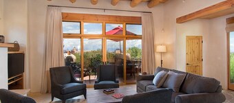 Hacienda Artist Paradise - Luxury Villa with Mountain Views