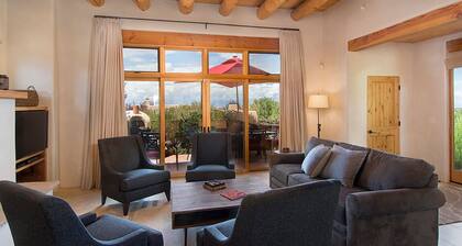 Hacienda Artist Paradise - Luxury Villa with Mountain Views