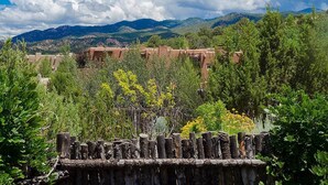 A view of a mountainous landscape with buildings in the foreground. - Hacienda Artist Paradise (Santa Fe)